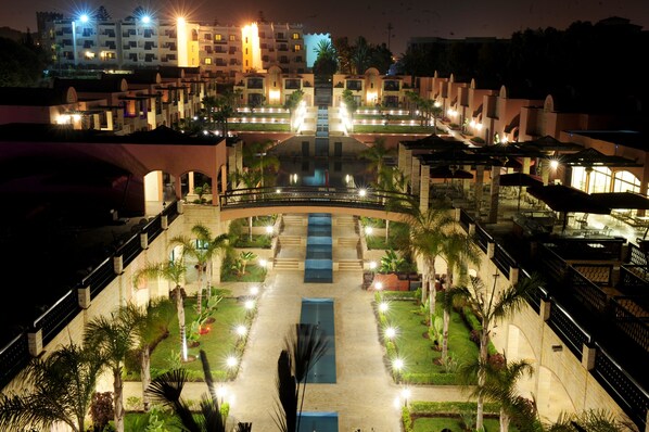 住宿正面 - 傍晚/夜晚