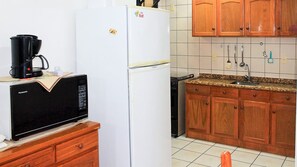 Estrela do Mar | Private kitchen | Full-size fridge, microwave, oven, stovetop - Apartamento Leonardi (Florianópolis)