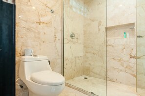 Loft, baño privado (Luxury 2 Bedroom Loft) | Baño | Ducha y toallas