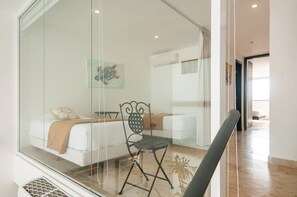 Loft, baño privado (Luxury 2 Bedroom Loft) | Decoración personalizada y muebles diferentes 