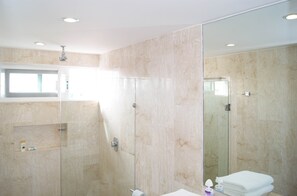 Estudio, baño privado (Studio With Sea Side View) | Baño | Ducha y toallas