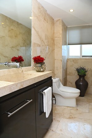 Loft, baño privado (Luxury 2 Bedroom Loft) | Baño | Ducha y toallas
