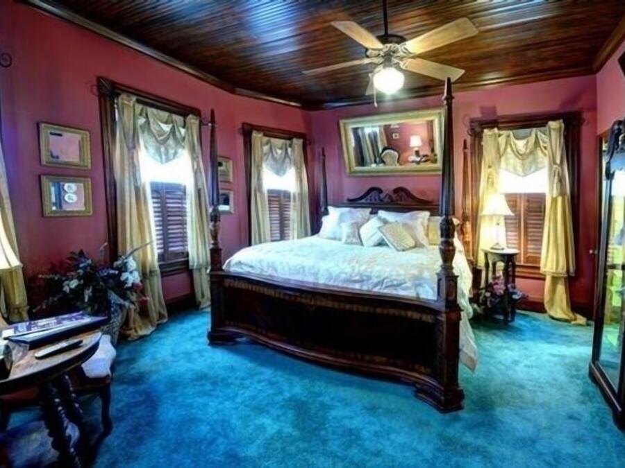 Room, Private Bathroom (Touch of Gold) | Individually decorated, individually furnished, iron/ironing board