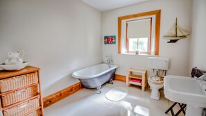 Maison, 5 chambres | Salle de bain | Baignoire et douche séparées, sèche-cheveux, serviettes fournies