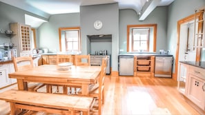 Maison, 5 chambres | Cuisine privée | Réfrigérateur grande capacité avec congélateur, four à micro-ondes