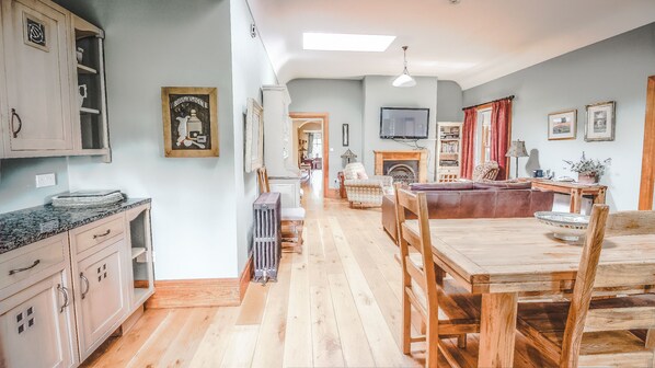 House, 5 Bedrooms | Private kitchen | Full-size fridge, microwave, oven, stovetop - Duntinney House (Portsalon)