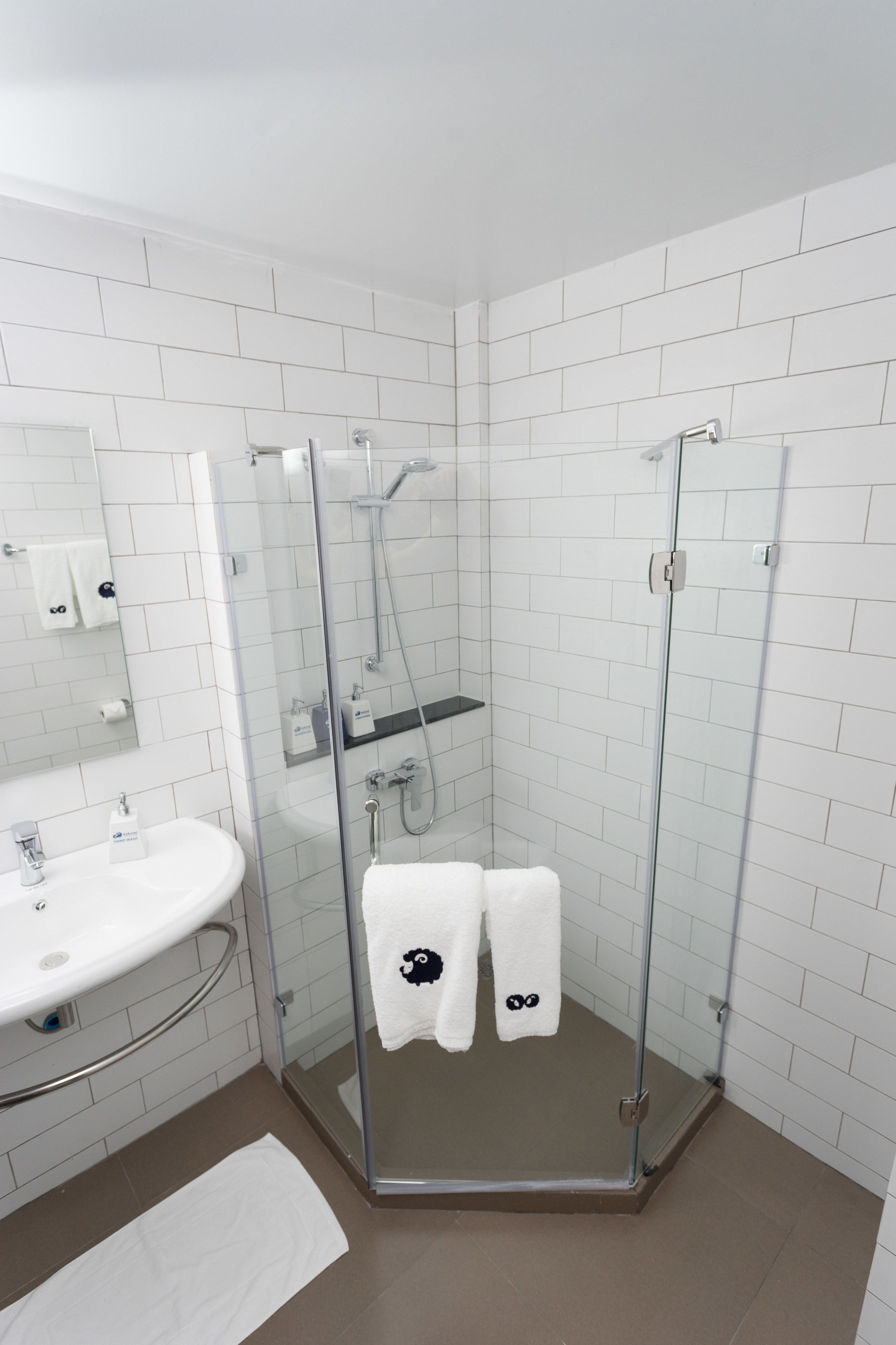 2 bedrooms, in-room safe, desk, free wifi