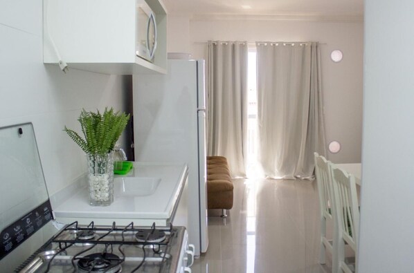 Full-size fridge, microwave, oven, stovetop - Apartamento Enseada (Florianópolis)