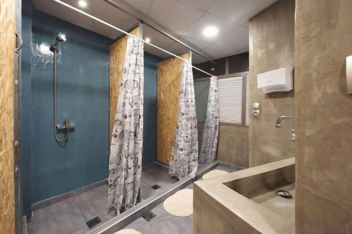 Badkamer | Een haardroger, handdoeken