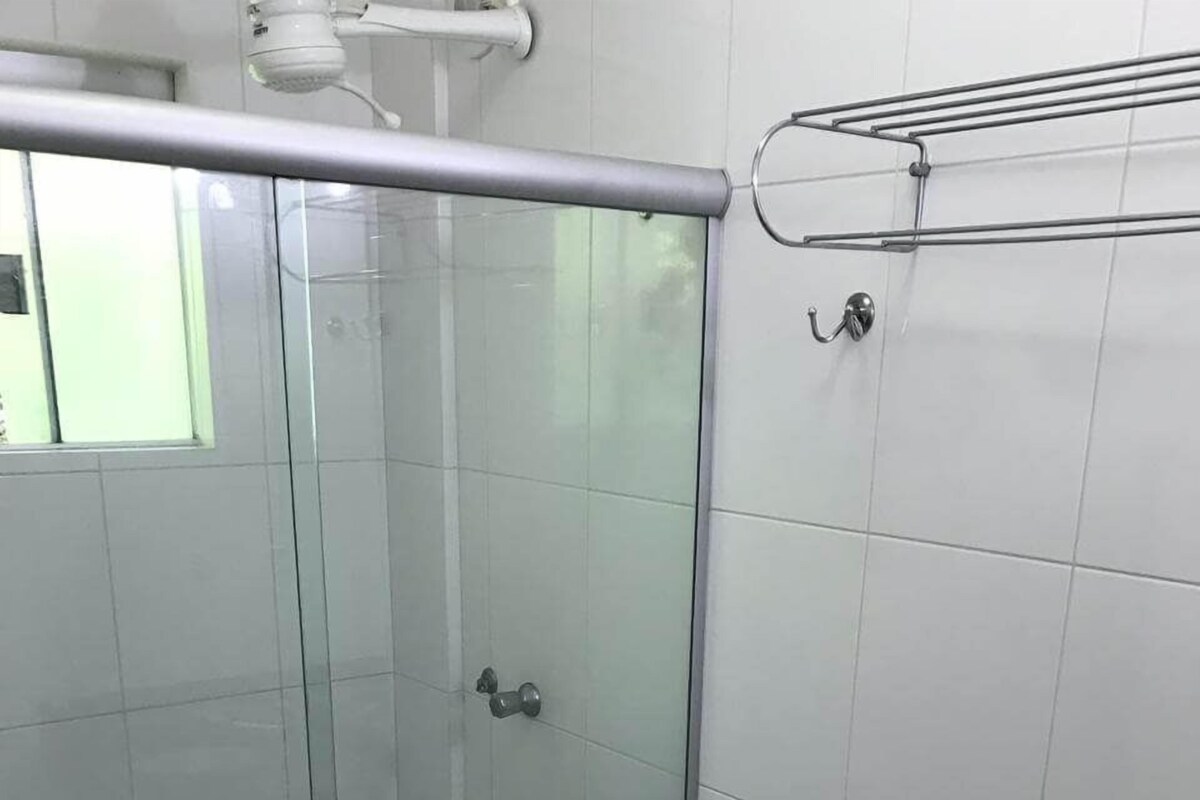 Dusche, Haartrockner, Seife, Shampoo