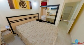 มินิบ าร์, โต๊ะทำงาน, ผ้าม่านกันแสง