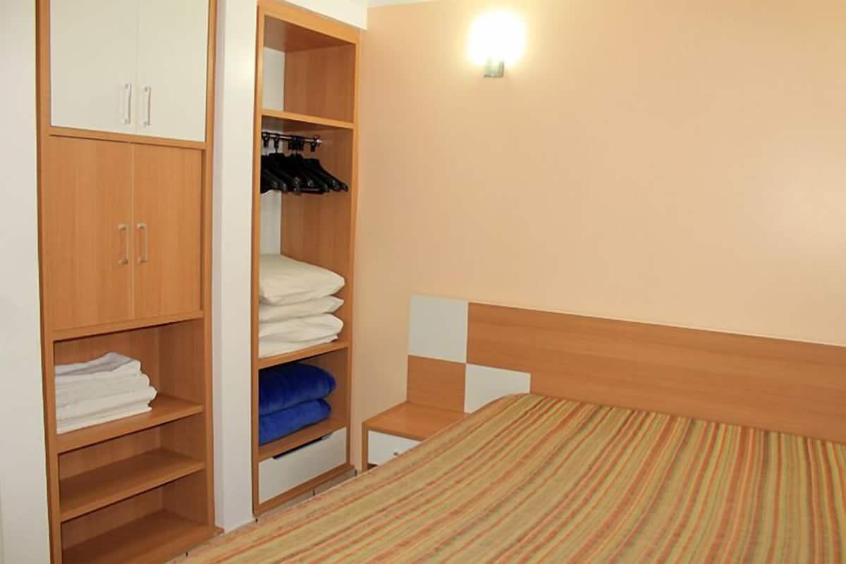 Minibar, Schreibtisch, Verdunkelungsvorhänge
