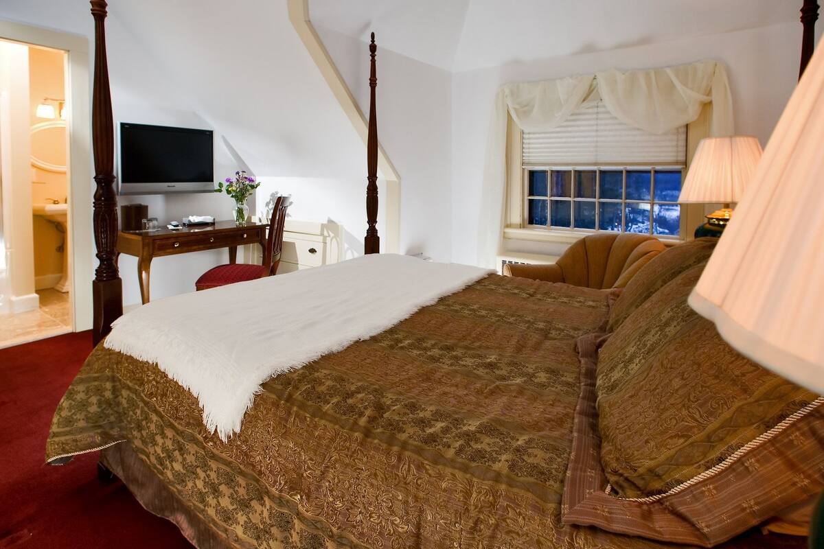 Deluxe Room, 1 Queen Bed | Premium bedding, iron/ironing board, free WiFi, bed sheets