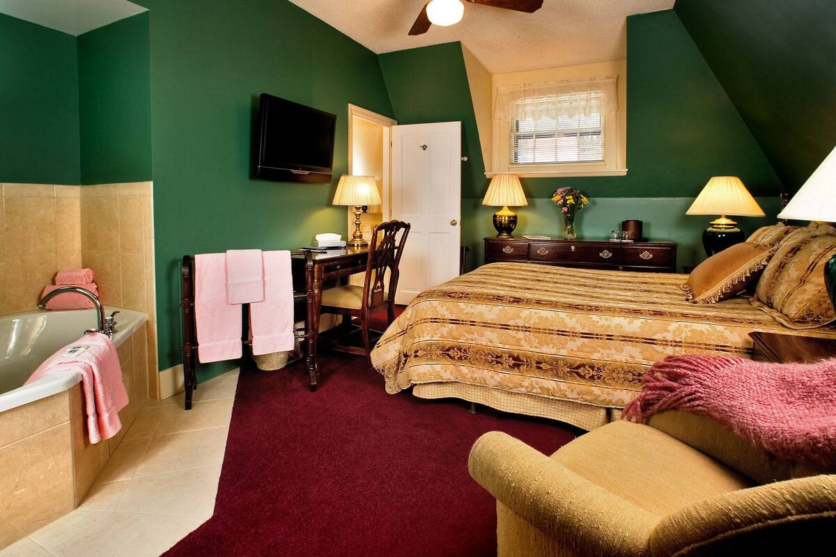 Deluxe Room, 1 Queen Bed | Premium bedding, iron/ironing board, free WiFi, bed sheets