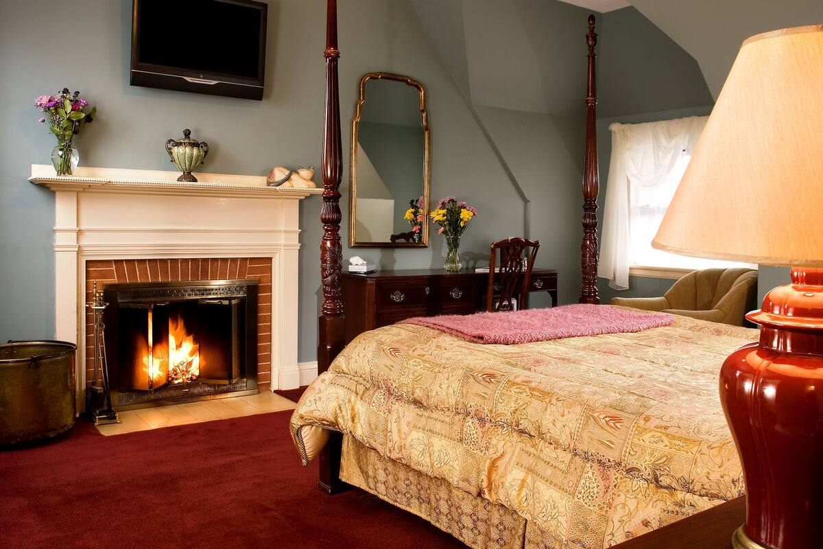 Deluxe Room, 1 Queen Bed, Fireplace | Premium bedding, iron/ironing board, free WiFi, bed sheets