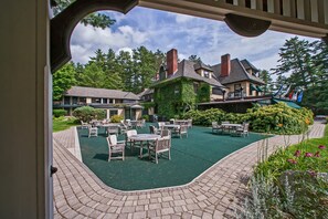 Outdoor dining - Stonehurst Manor (North Conway)
