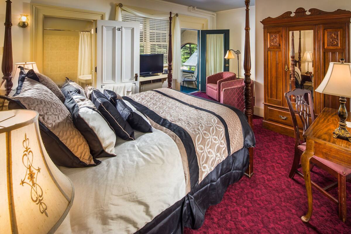 Deluxe Room, 1 Queen Bed | Premium bedding, iron/ironing board, free WiFi, bed sheets