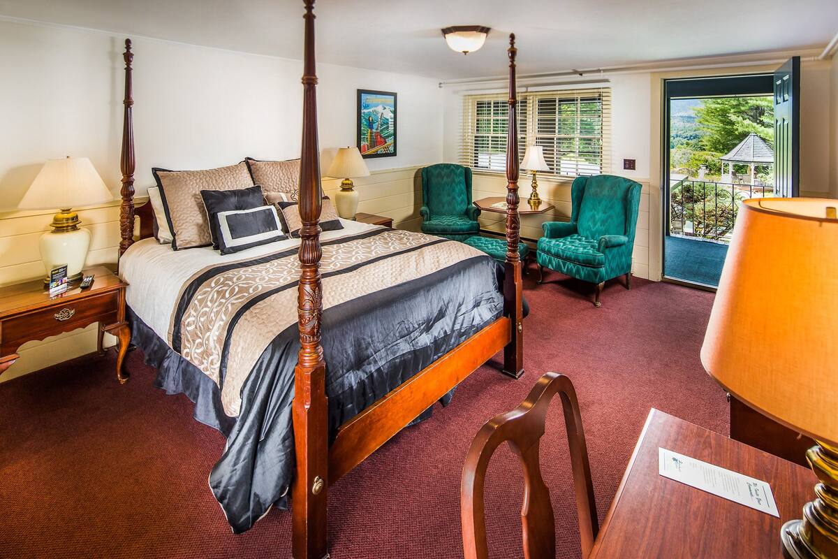 Premium bedding, iron/ironing board, free WiFi, bed sheets