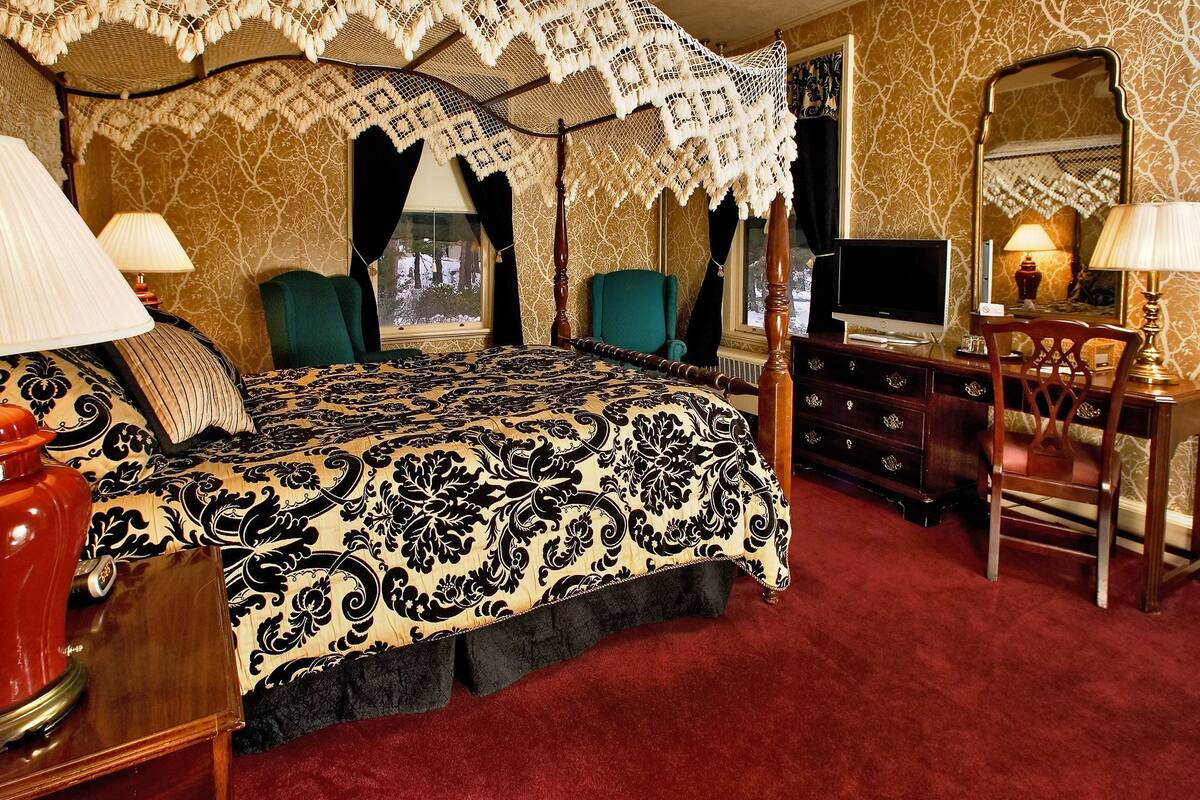 Deluxe Room, 1 Queen Bed, Garden View | Premium bedding, iron/ironing board, free WiFi, bed sheets