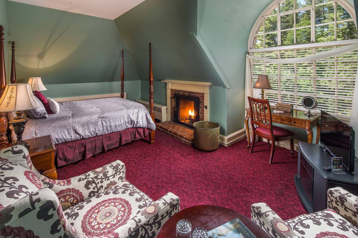 Deluxe Room, 1 Queen Bed, Fireplace | Premium bedding, iron/ironing board, free WiFi, bed sheets