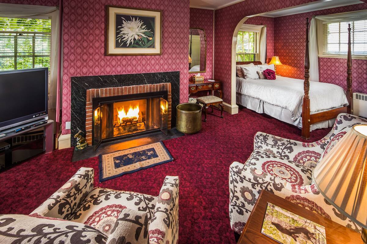 Deluxe Room, 1 Queen Bed, Fireplace | Premium bedding, iron/ironing board, free WiFi, bed sheets