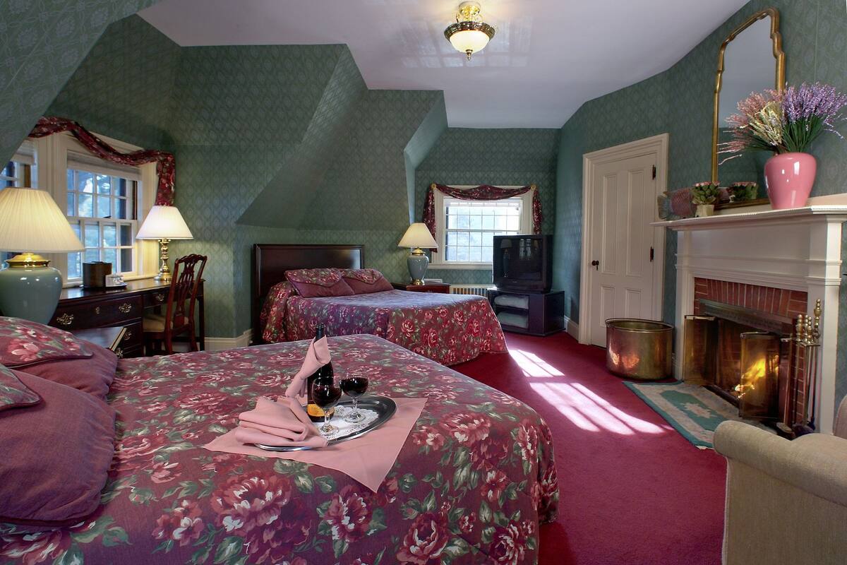 Deluxe Room, 2 Double Beds, Fireplace | Premium bedding, iron/ironing board, free WiFi, bed sheets