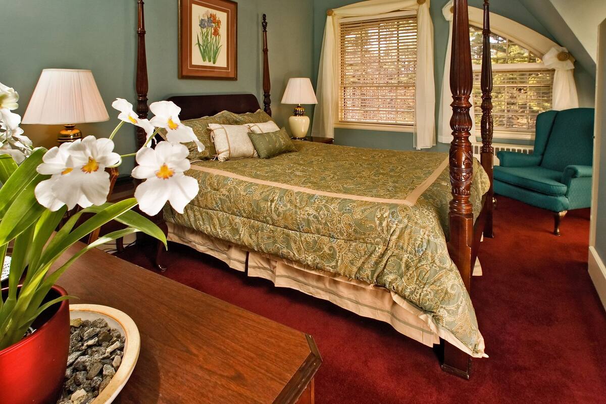 Deluxe Room, 1 Queen Bed | Premium bedding, iron/ironing board, free WiFi, bed sheets