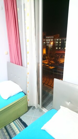 Chambre Standard Double ou avec lits jumeaux, fumeur, vue ville | Balcon