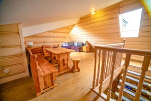 基础公寓 | 1 多间卧室、办公桌、遮光窗帘、熨斗/熨板