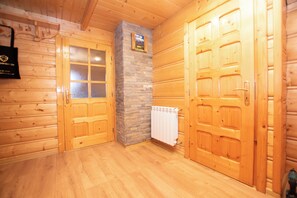 Basic-Apartment | Wohnbereich | Flachbildfernseher