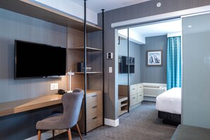 Phòng Suite có thiết kế đặc trưng, 1 giường cỡ king và sofa giường, bếp nhỏ | Bộ đồ giường cao cấp, két bảo mật tại phòng, bàn 