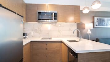 Suite Signature, 1 cama de matrimonio grande con sofá cama, cocina | Cocina privada | Frigorífico, microondas y cafetera o tetera