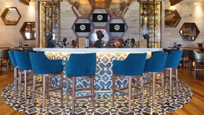 2 من البارات/الاستراحات