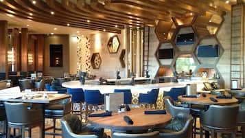 2 restaurants; breakfast, lunch, and dinner served