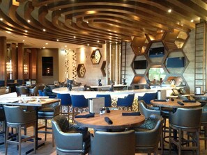 2 nhà hàng, phục vụ bữa sáng, bữa trưa, bữa tối, món ăn kiểu Mỹ 