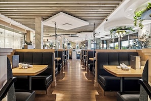 Daily full breakfast for a fee - Sandman Signature Calgary Airport Hotel (Calgary)