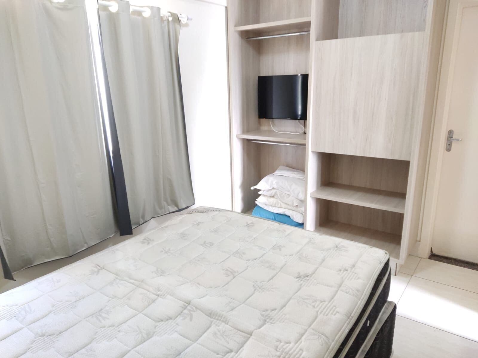 1 dormitorio, mobiliario individual, wifi gratis y ropa de cama