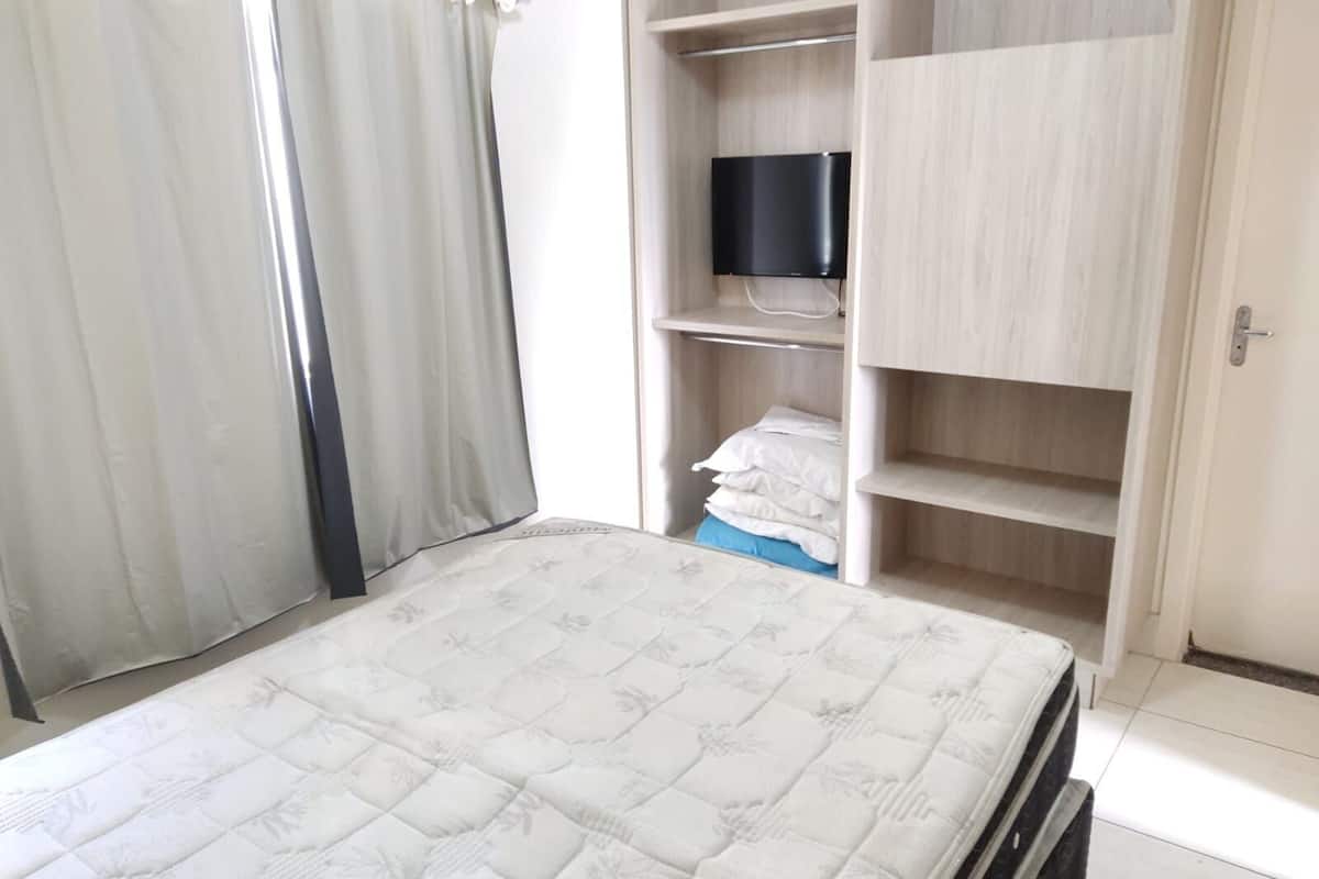 1 dormitorio, mobiliario individual, wifi gratis y ropa de cama