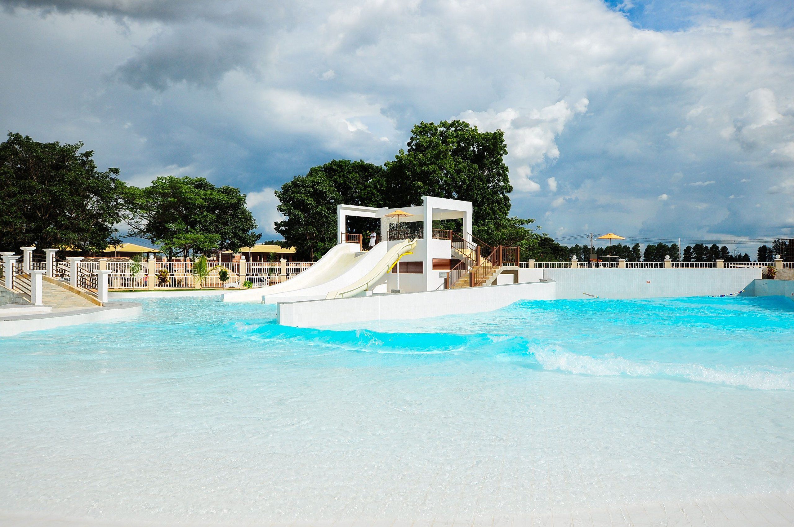 Een waterpark met een boottocht, een zwembad en een omheind gebied.