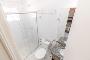 Basic Studio Suite, 1 Bedroom, Courtyard View | Bathroom | Shower, hair dryer, bidet, towels - Apartment Lacqua DiRoma IV - JC Temporada (Caldas Novas)
