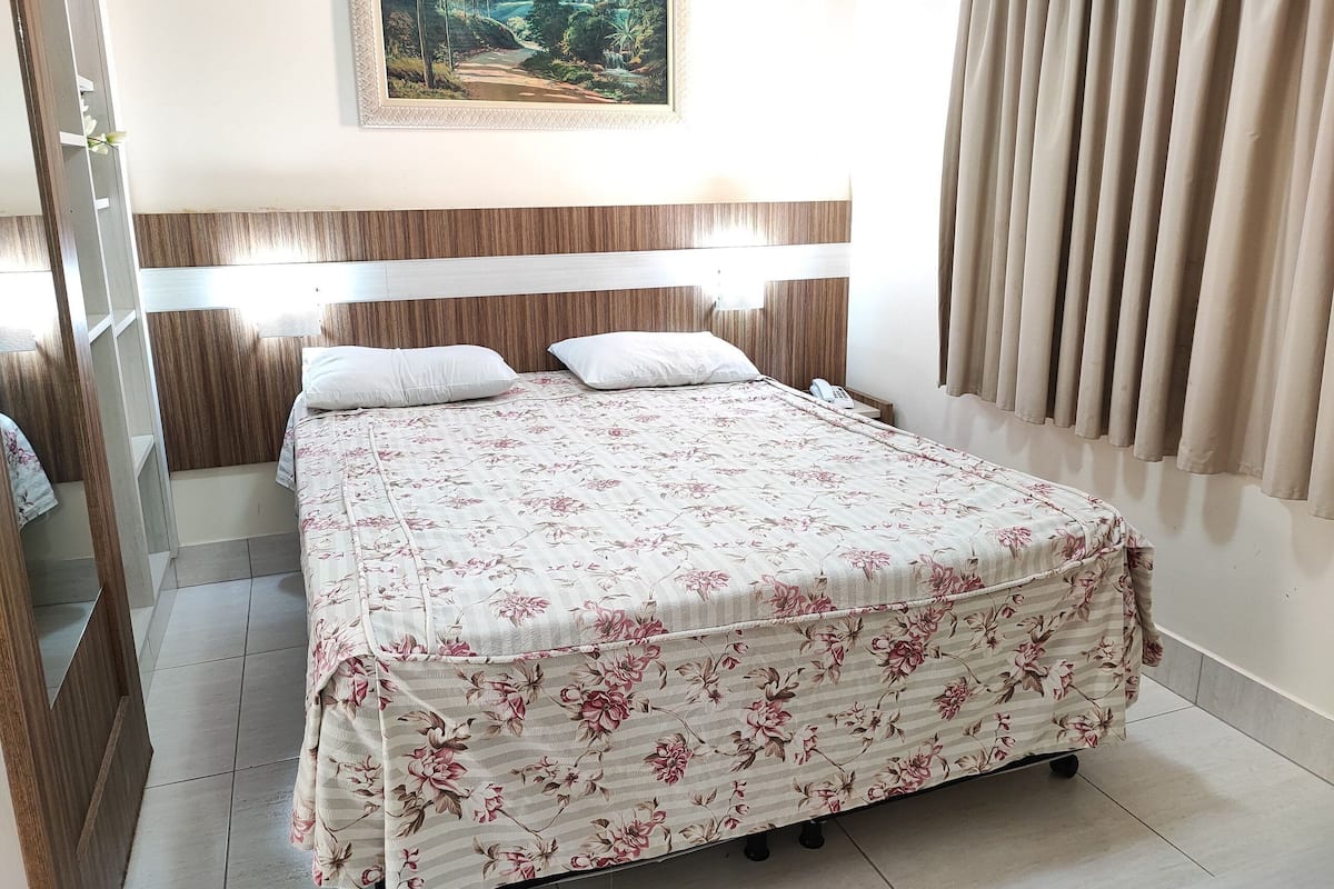 Apartamento básico | 1 dormitorio, mobiliario individual, wifi gratis y ropa de cama