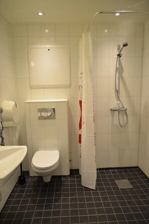 Shared Dormitory, Multiple Beds | Bathroom | Shower, towels