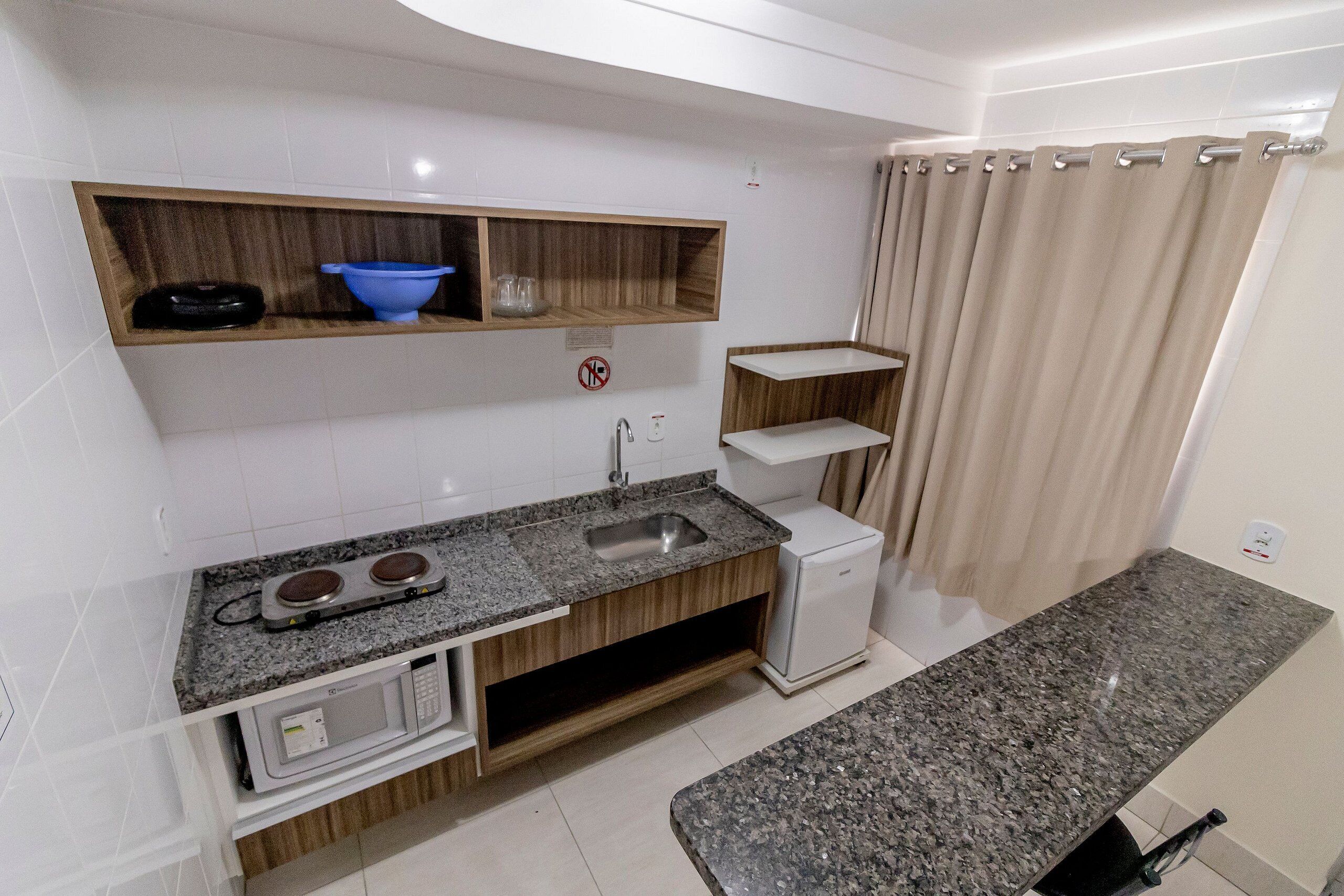 Basic Apartment | Private kitchen | Microwave, cookware/dishes/utensils
