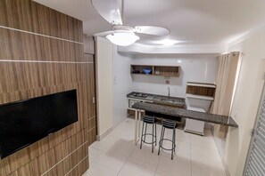 Basic Apartment | Private kitchen | Microwave, cookware/dishes/utensils