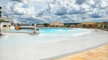 12 piscinas externas, guarda-sóis, espreguiçadeiras