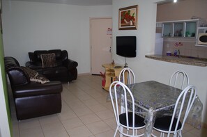 Apartamento 2 Quartos | ห้องนั่งเล่น | ทีวีจอแอลอีดี