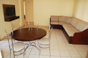 Apartamento família, 3 quartos | Sala de estar | TV LED