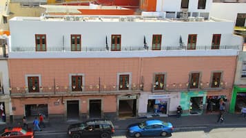 Vista frontal de la propiedad