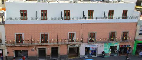 Vista frontal de la propiedad