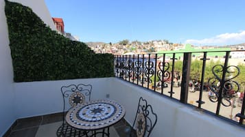 Quarto solteiro superior, 1 cama de casal | Vista para a rua